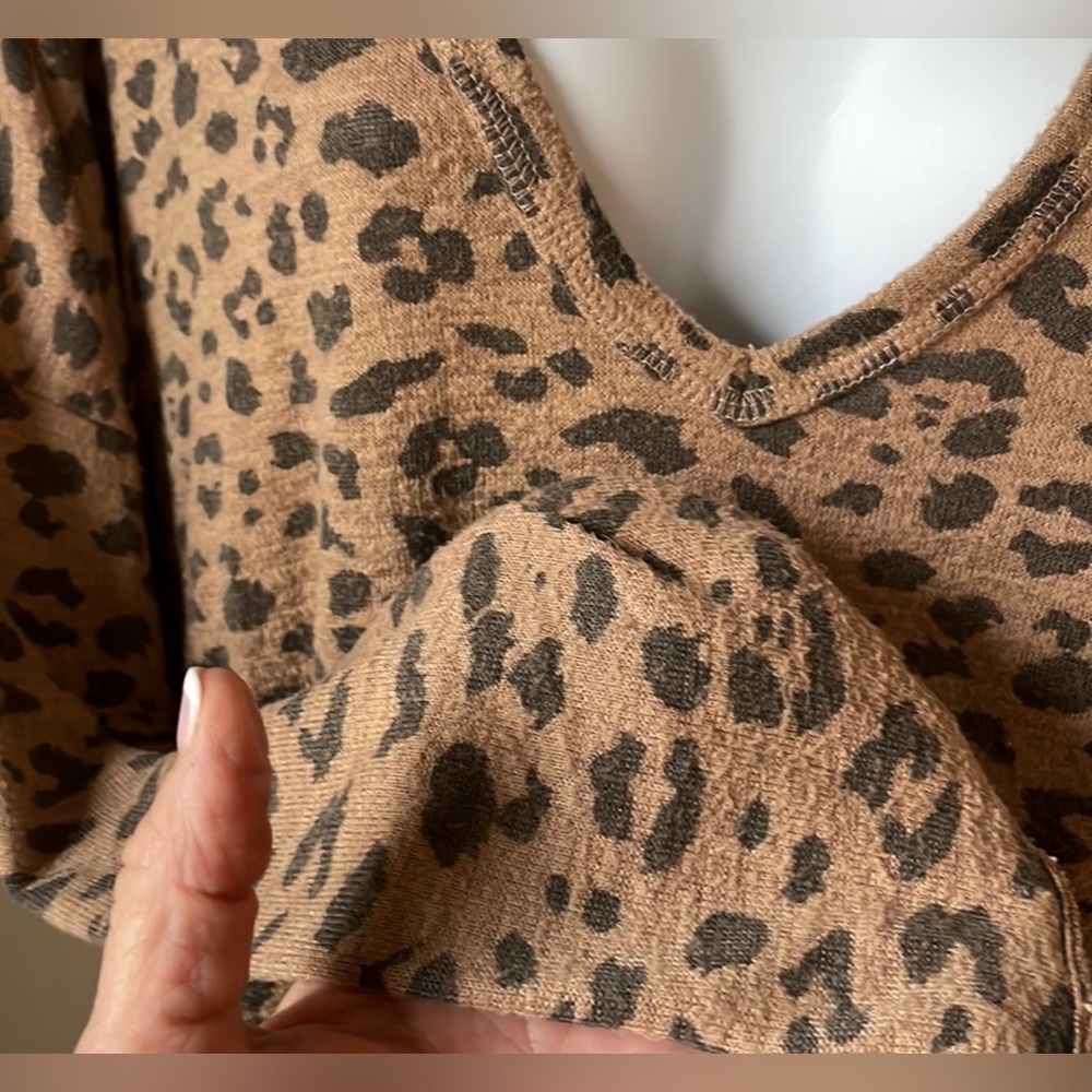 Abercrombie Leopard Soft V-Neck Women's Top - Picture 4 of 4